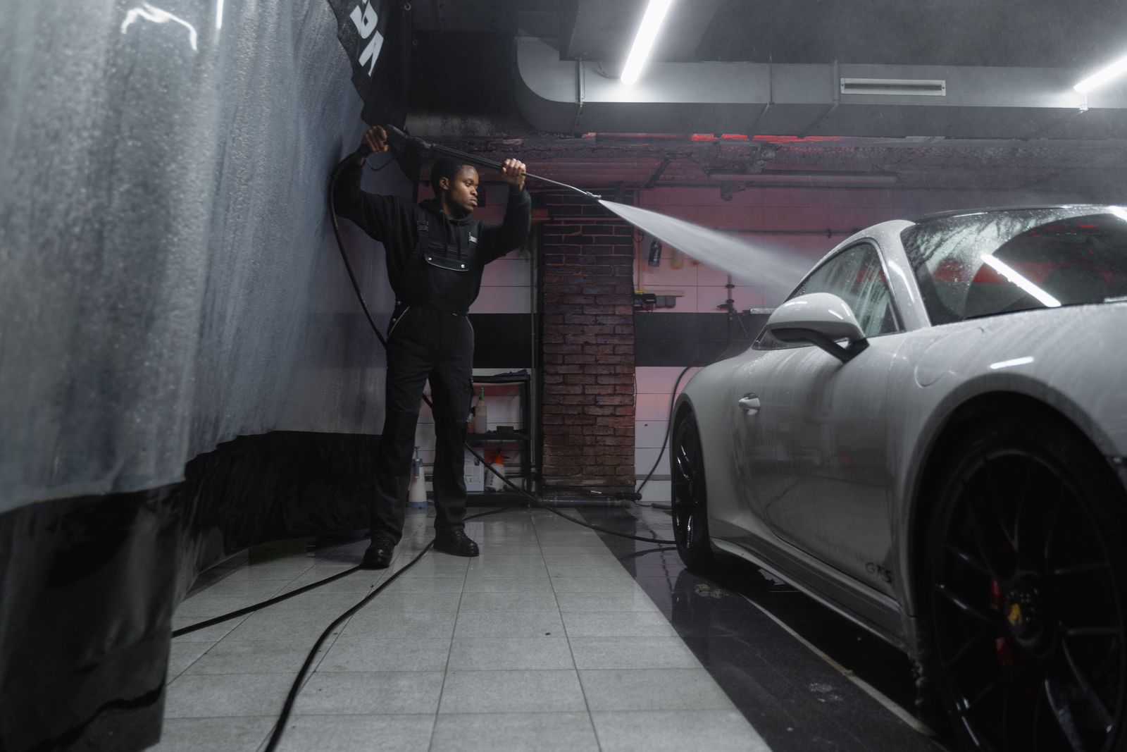 Bucket-Fed vs Hose Pressure Washer: Off-Grid Comparison Guide