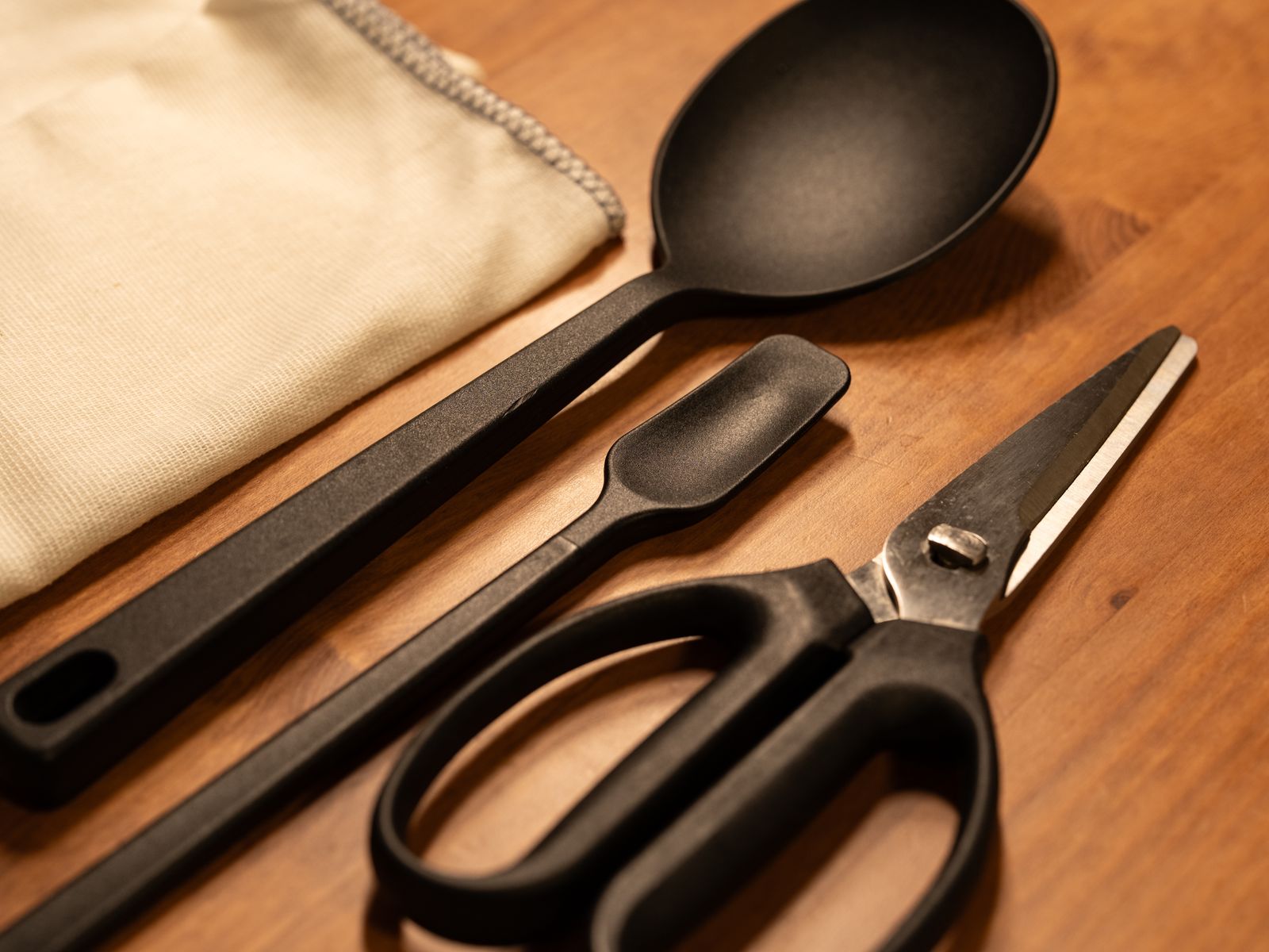 How to Style a Wooden Utensil Crock: 5 Designer Tips for Teak Displays