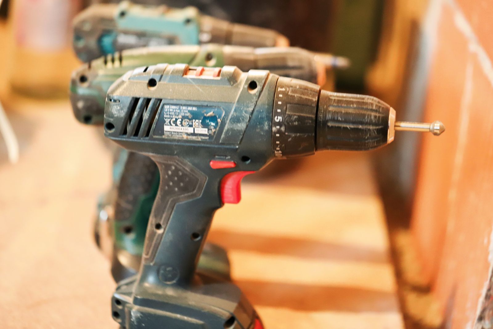Suburban Lawn Maintenance FAQ: Trimming, Noise, and Tools