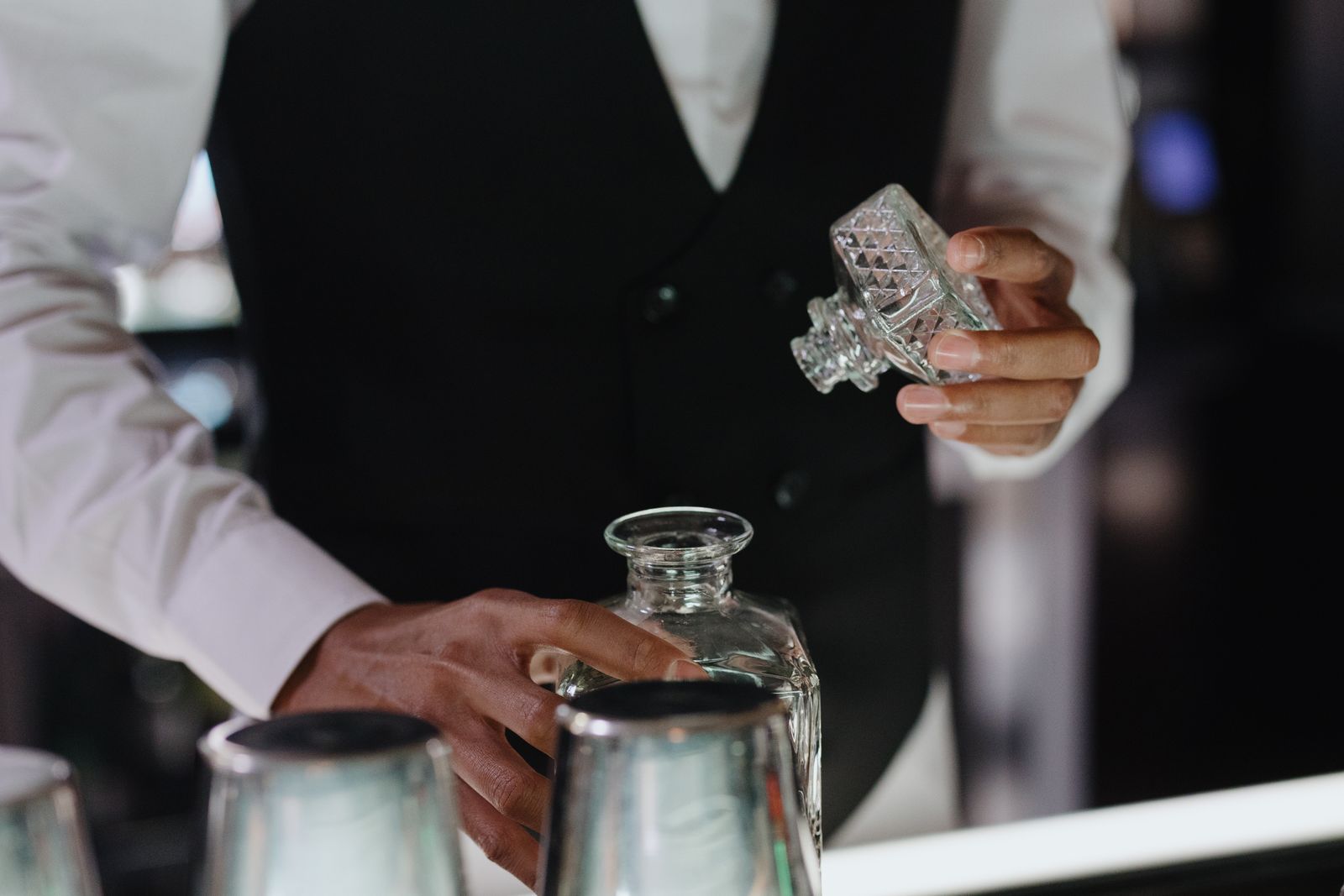 Which airplane whiskey decanter features matter most?