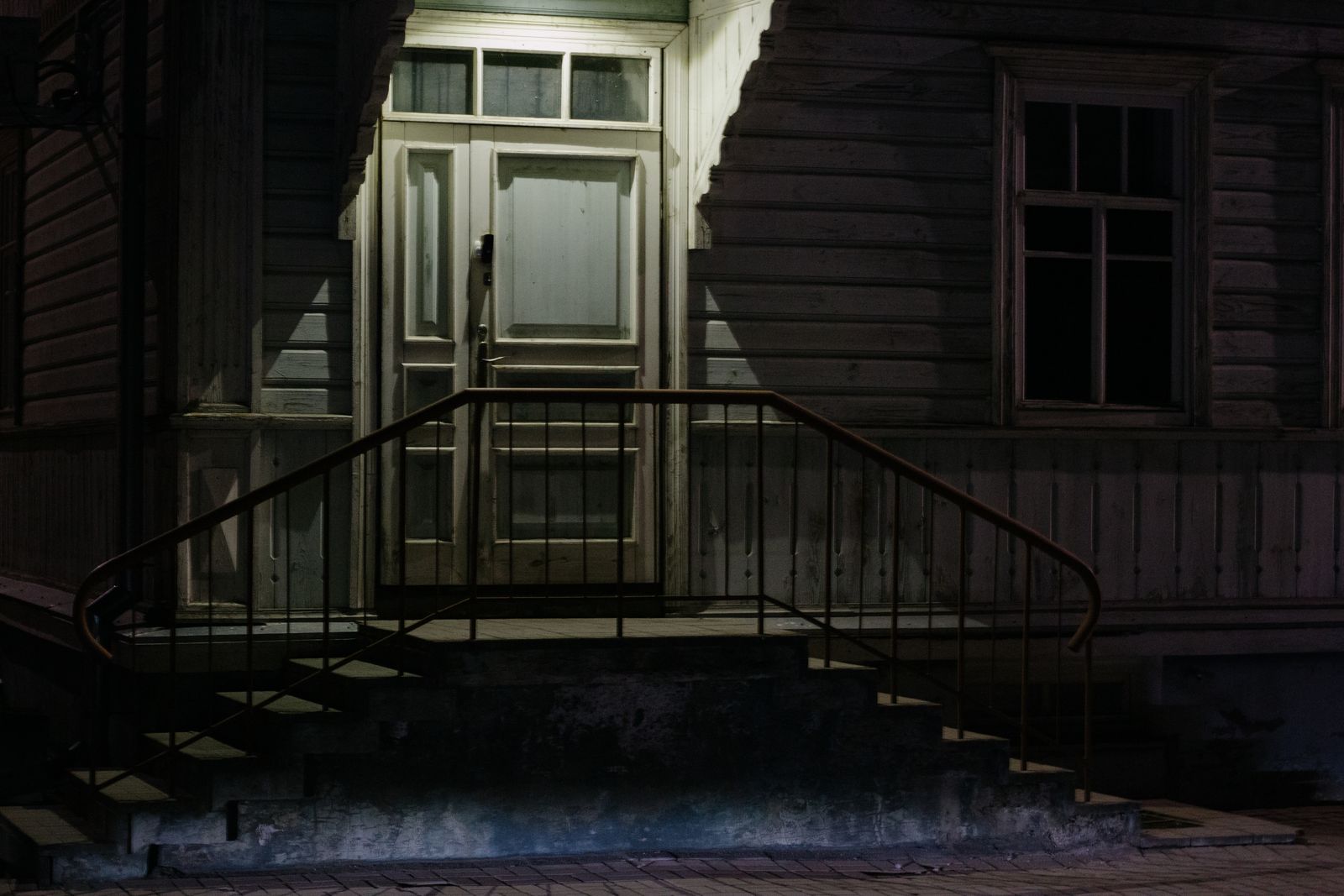 Solar Deck Railing & Step Lighting FAQ: Placement, Weatherproofing, and Soft Ambiance