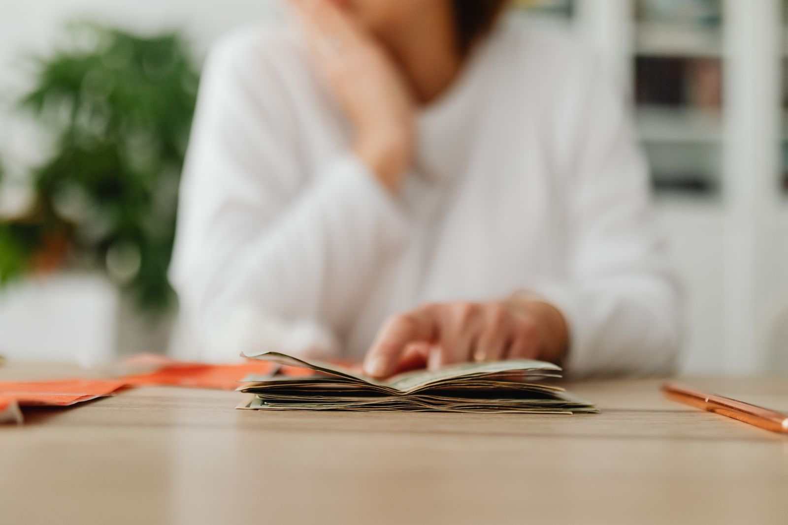 Cash Envelope Method vs Digital Budgeting for Emergency Funds