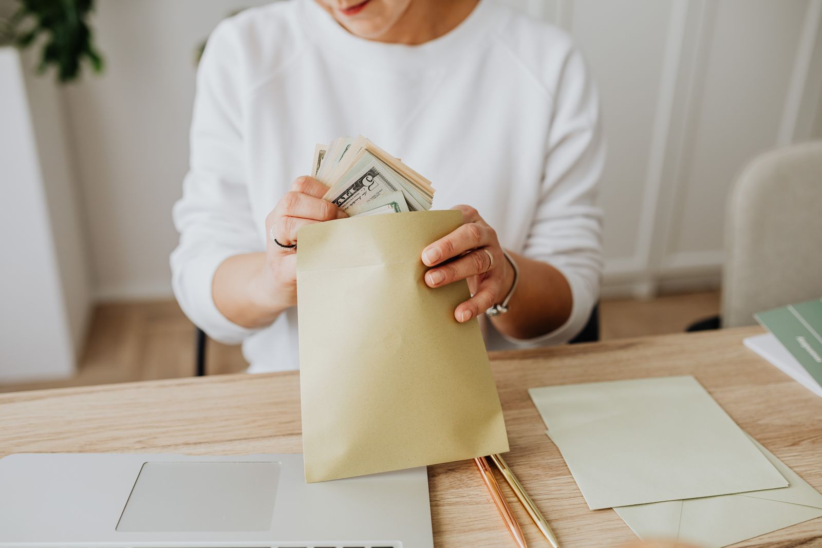 Cash Envelopes vs. Digital Savings Apps for Vacation Sinking Funds: Which Saves Your Trip Faster?