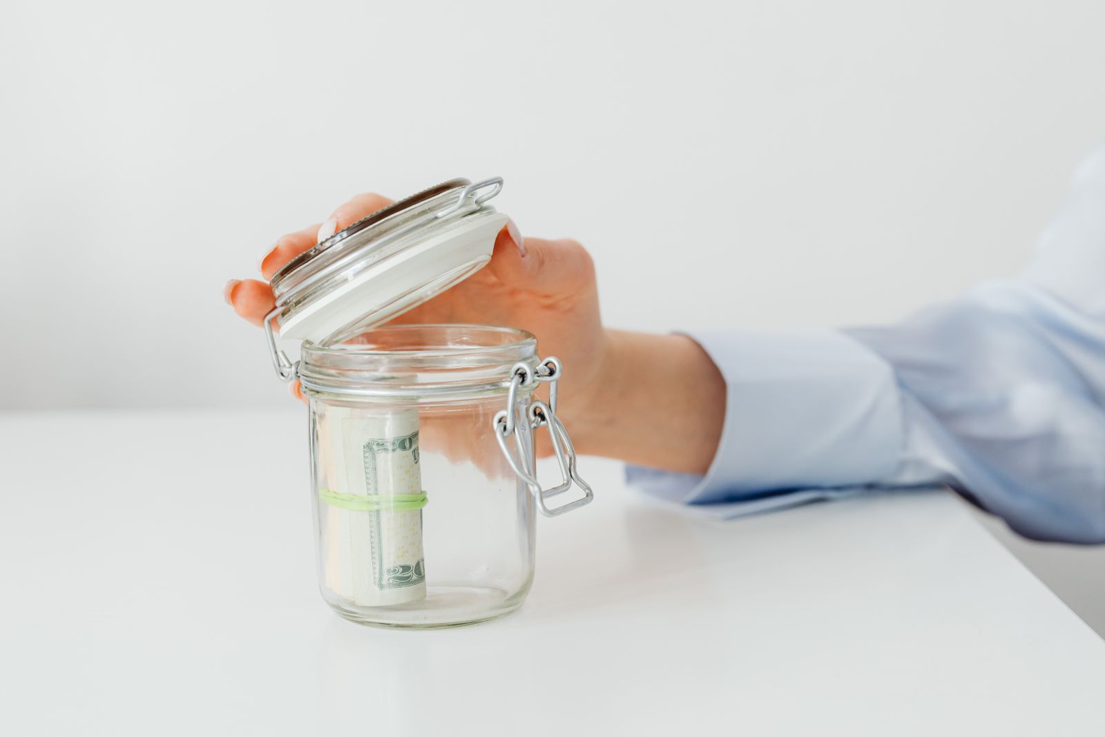 Cash Envelope System vs. Digital Piggy Banks for Kids: Which Builds Better Money Habits?