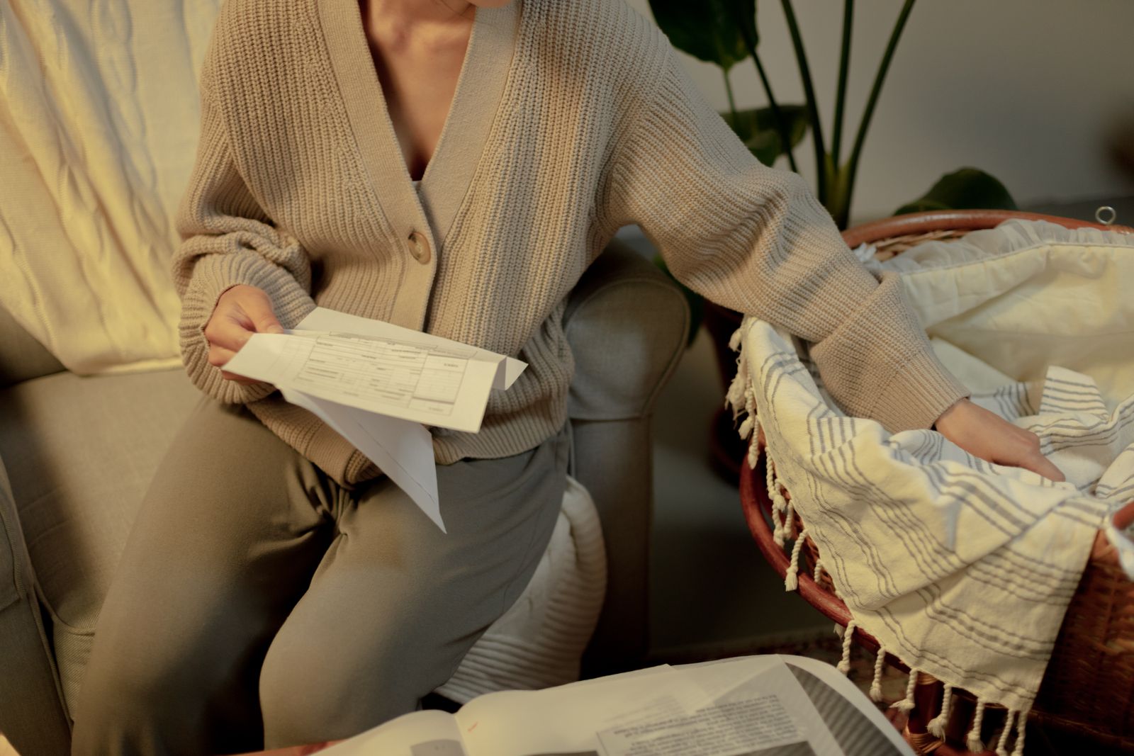 Short V-Neck Butterfly Cardigan vs. Long Oversized Knit: Winter Layering Comparison