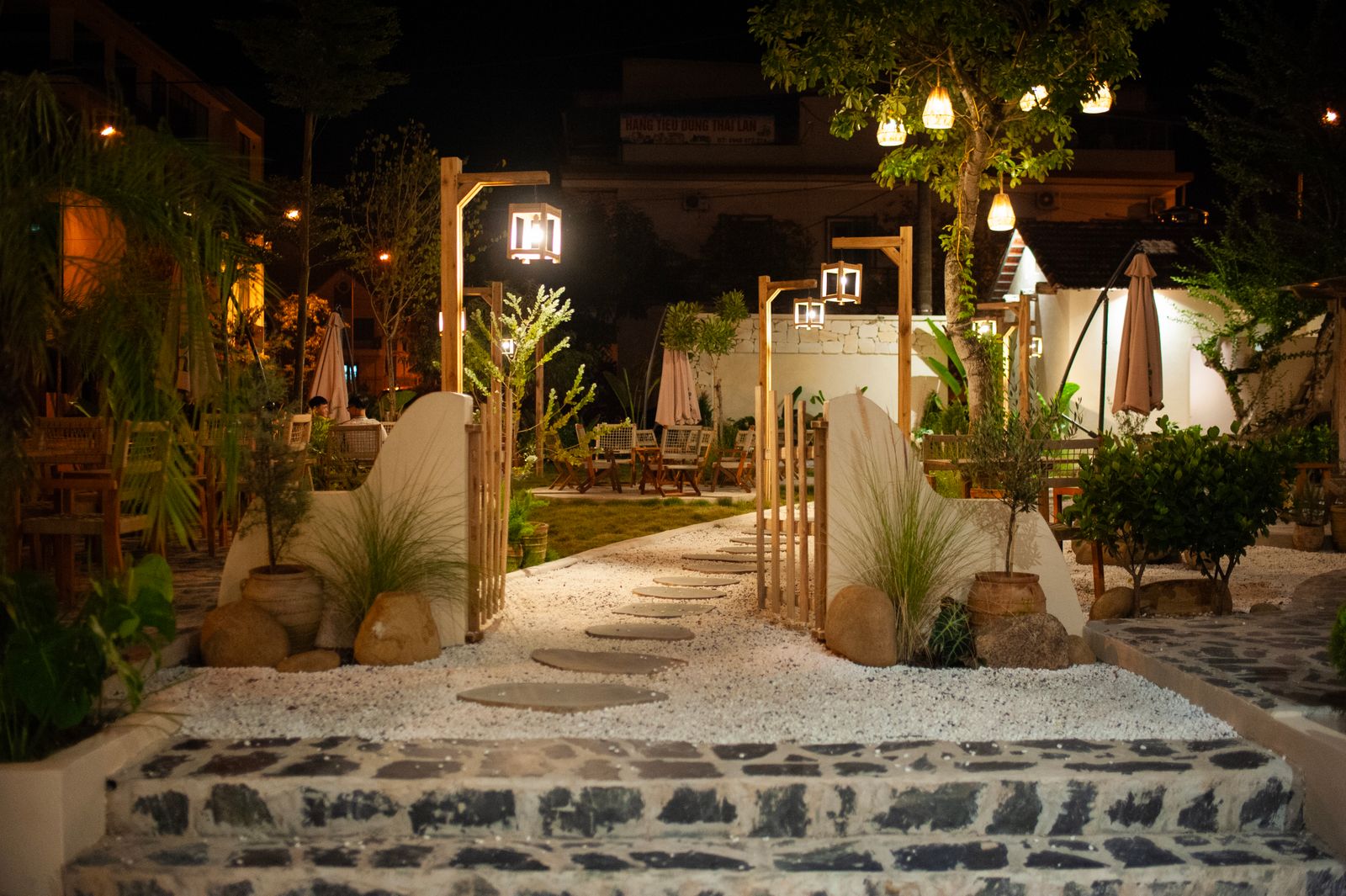 The Benefits of Dusk-to-Dawn Solar Lights: How Automatic Sensors Simplify Outdoor Lighting