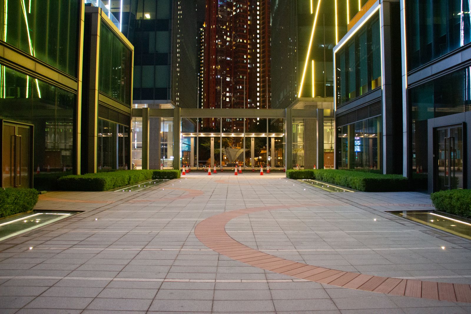 Solar Pathway Lights vs. Wired Low-Voltage Lights for Driveway Hazard Prevention