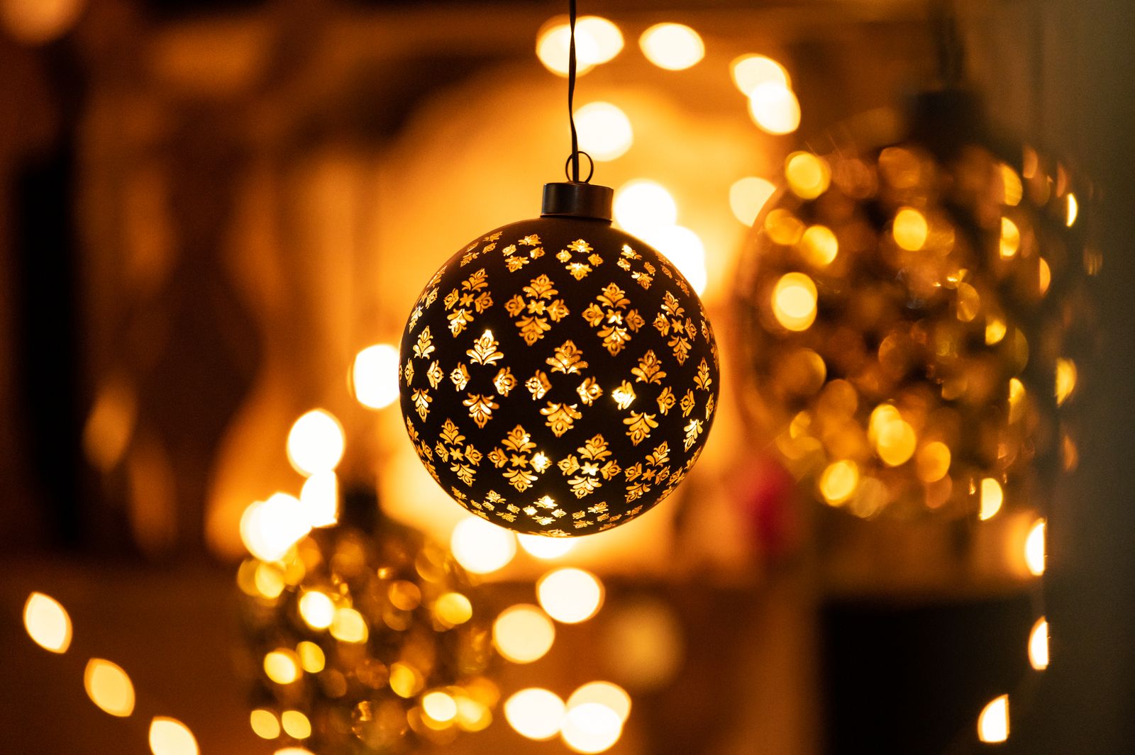 Solar Flickering Candle Lanterns vs. Real Flame: Which Accent Lighting Wins?