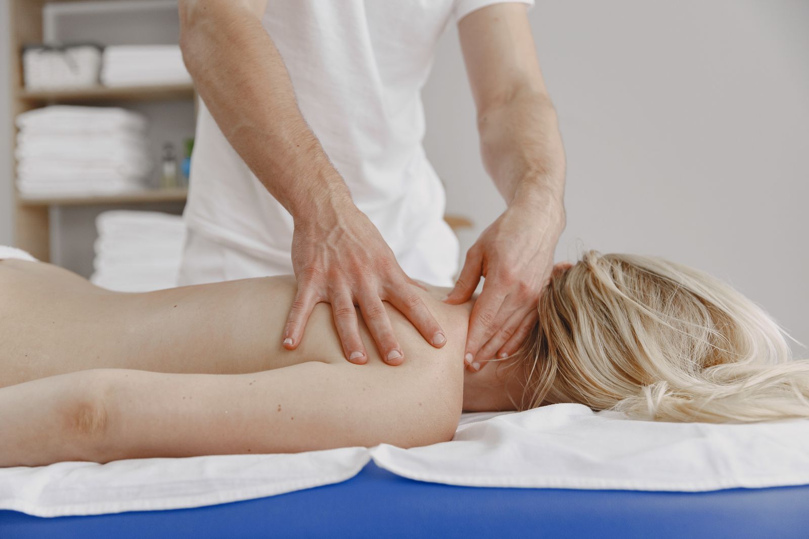 Hands-Free Upper Back Care: Optimal Massager Positioning for Shoulder Blades