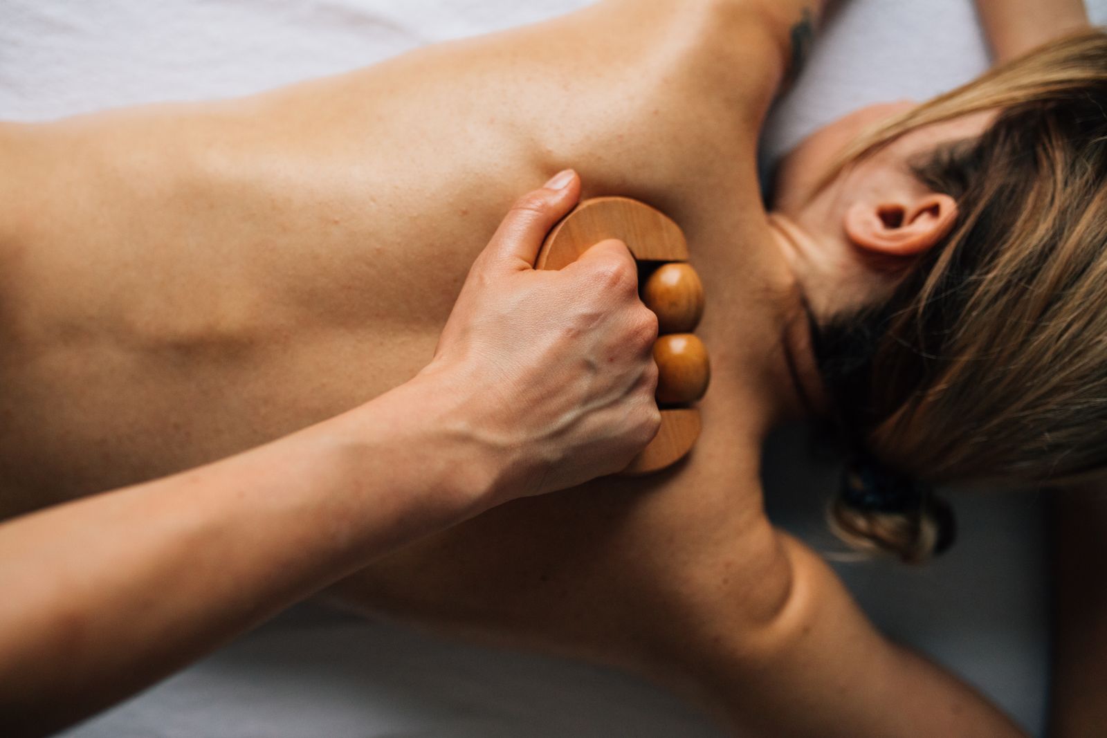 Cordless vs. Corded Neck Massagers: Which Is Best for Evening Relaxing and Reading?