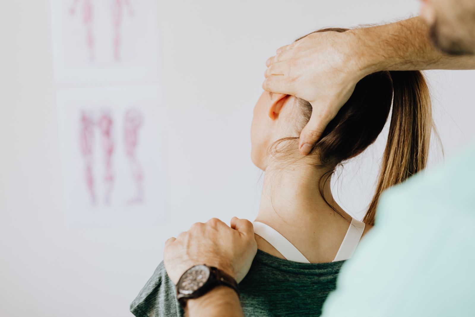 How to Prevent Neck Stiffness During Long Road Trips and Flights