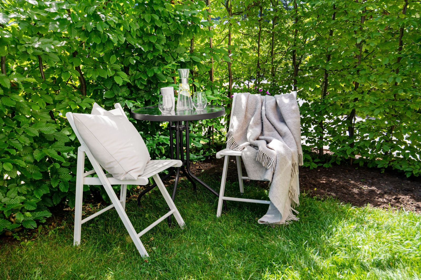 Are Outdoor Bug Zappers Safe in the Rain? Weatherproofing and Enclosure Mechanics Explained