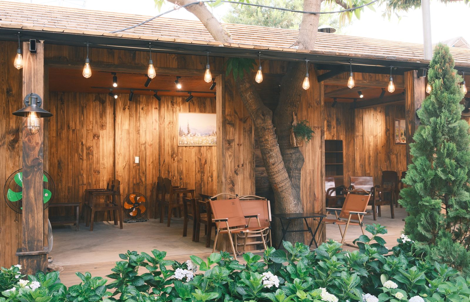 Weatherproof Outdoor Lighting Guide: Choosing Solar Spotlights That Last All Year