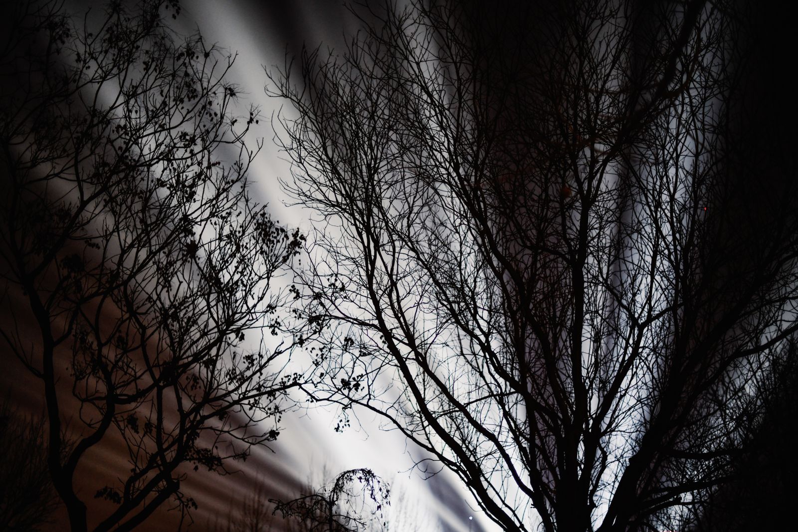 Winter Solar Spotlight Setup: Keeping Your Home Bright and Safe in Snow and Low Sun