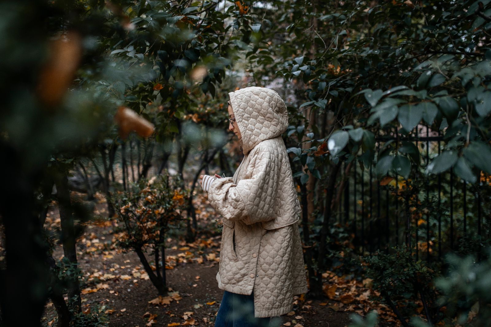 Cinchable Raincoat vs Boxy Jacket: Best Travel Silhouette Guide