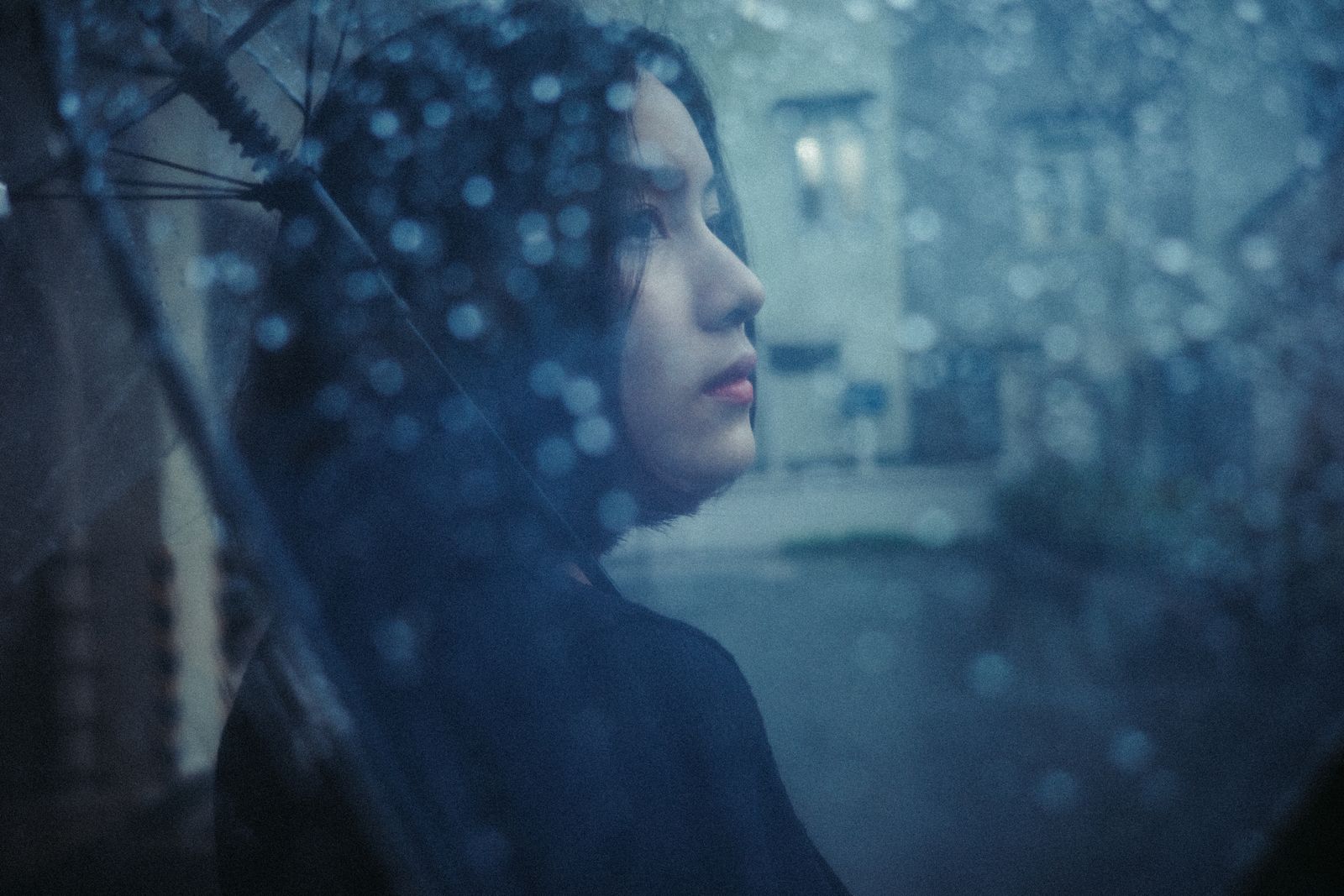 Fully Sealed Seams vs Water-Resistant: What Keeps You Dry in a Downpour?