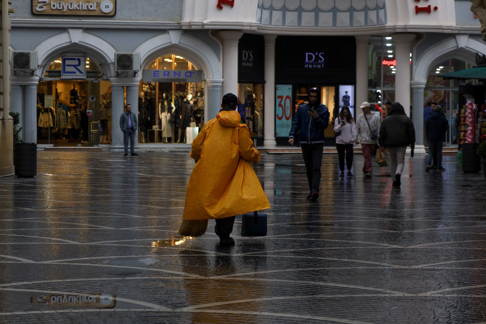 How to Pack Light for Unpredictable Weather Strategy Guide for Sightseers