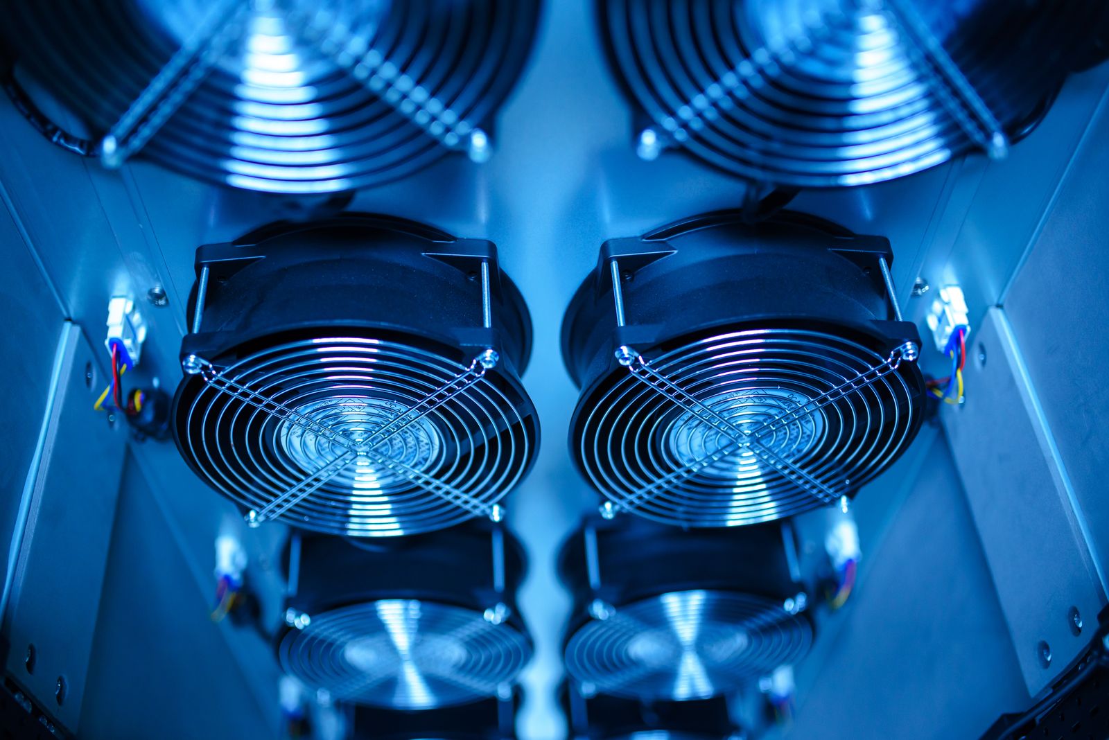 Personal Air Coolers vs. Standard Desk Fans: Ice-Mist Technology Compared