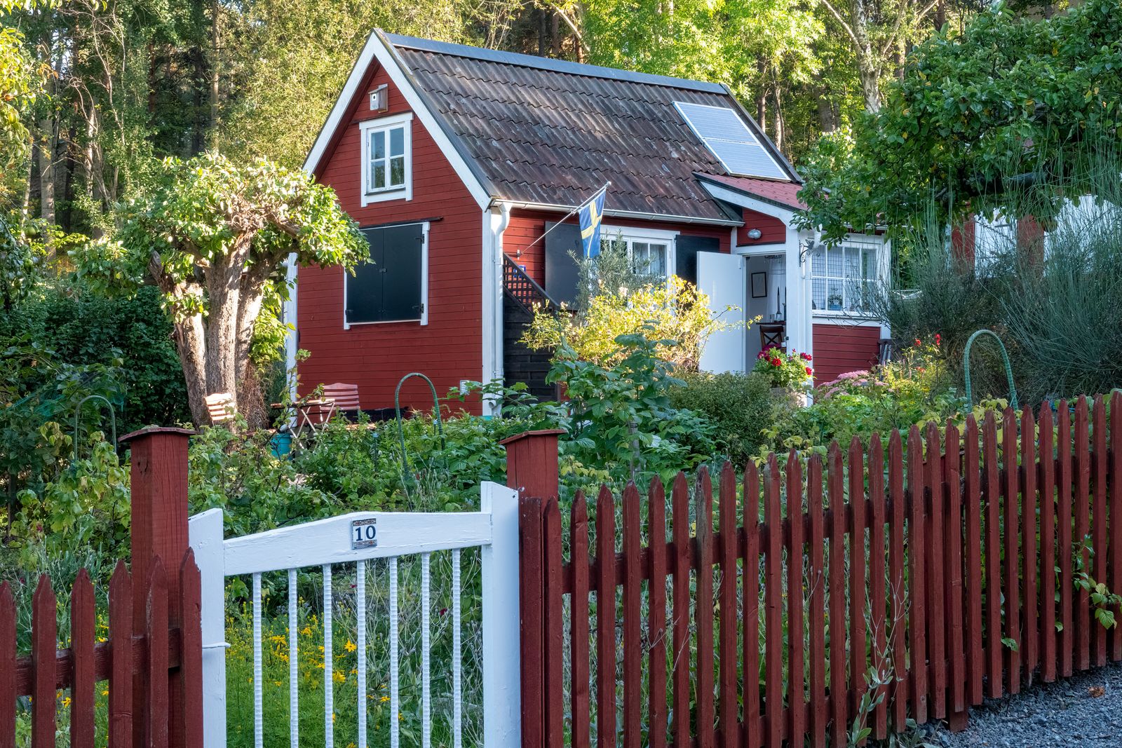 How to Boost Deck Curb Appeal with Solar Post Cap Lighting