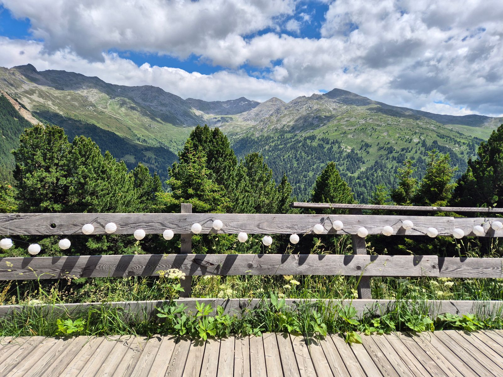 How to Choose the Right Deck Lighting Temperature for Every Mood and Occasion