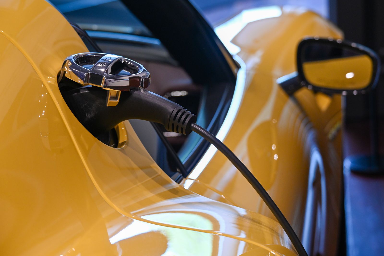 Built-In Cable Solar Power Banks vs. Traditional Trail Batteries: Which Should You Buy?