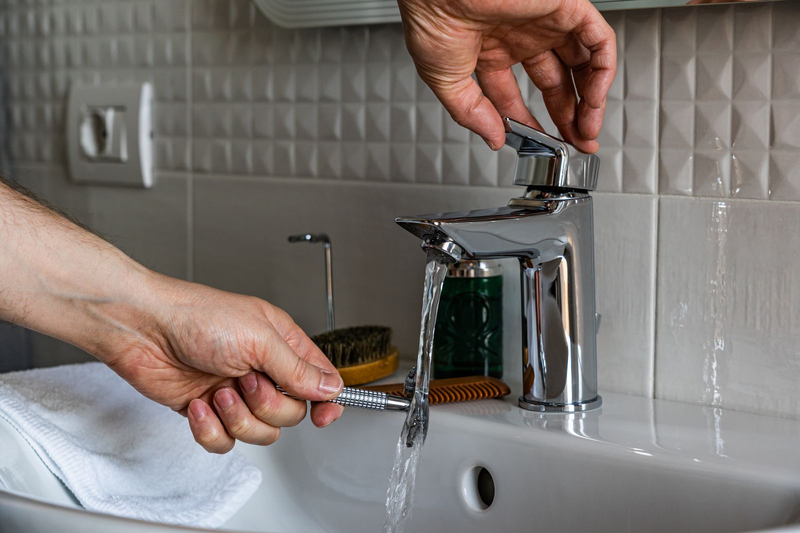 Sensitive Skin Buying Guide: How to Choose an Electric Shaver That Eliminates Friction and Bumps