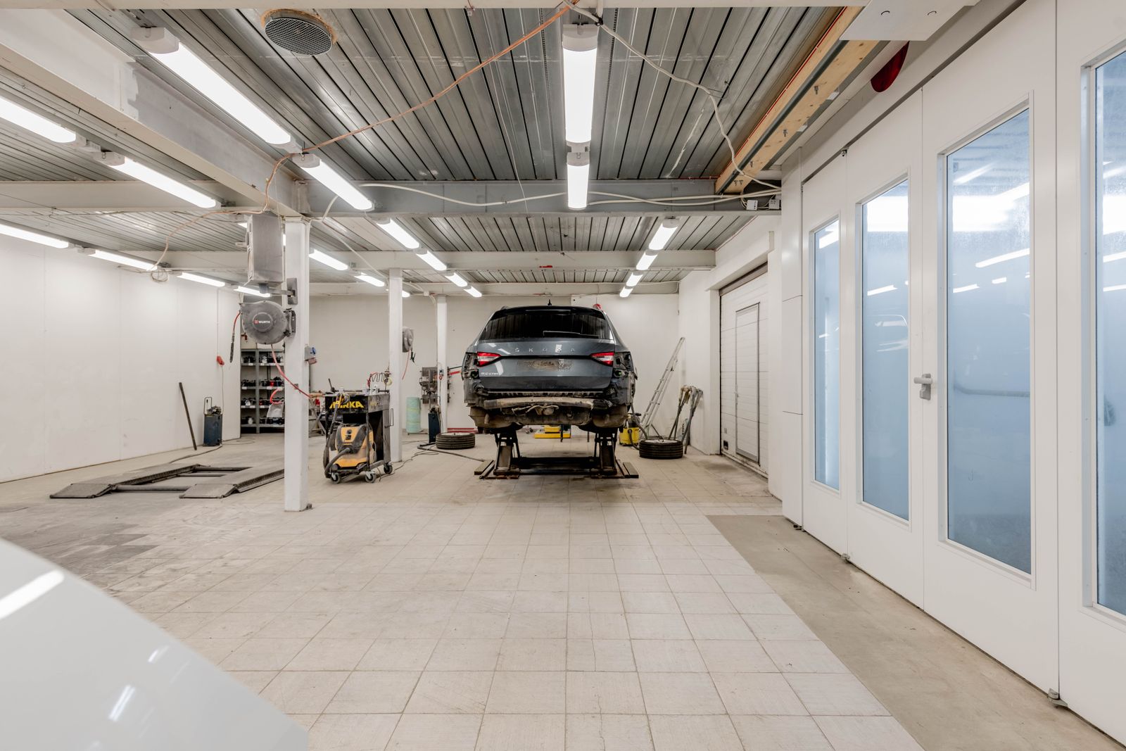 Mastering Hidden Crevices: How to Blow Dry Car Grilles, Badges, and Lug Nuts Safely