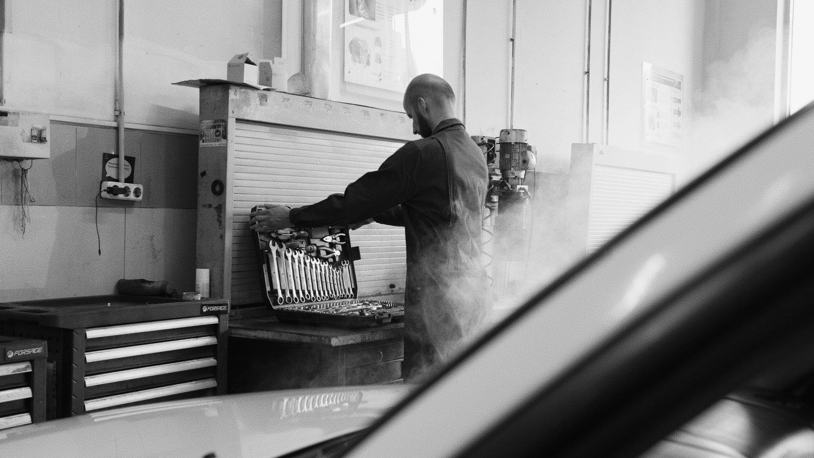 Jet Blower vs Shop Vac for Workshop Dust: High-Velocity Air vs Vacuum Extraction