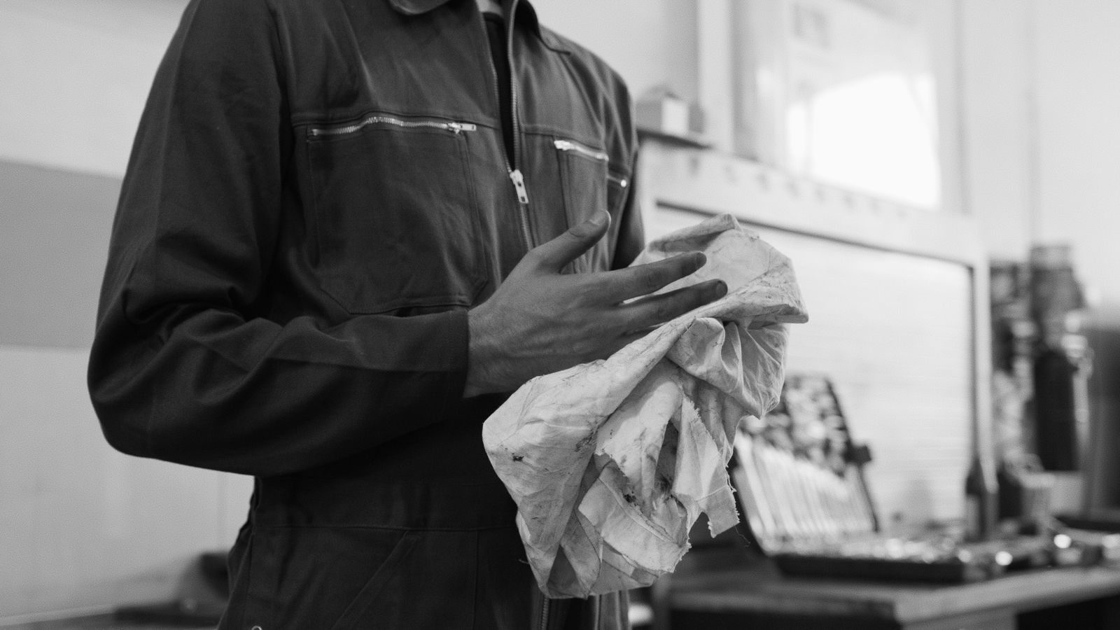 Air Drying vs. Microfiber Towels: Protecting Automotive Clear Coat from Swirl Marks