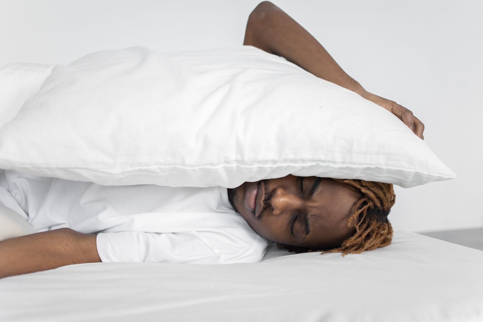Cervical Pillow vs. Standard Pillow for Side Sleepers: Alignment & Relief Guide