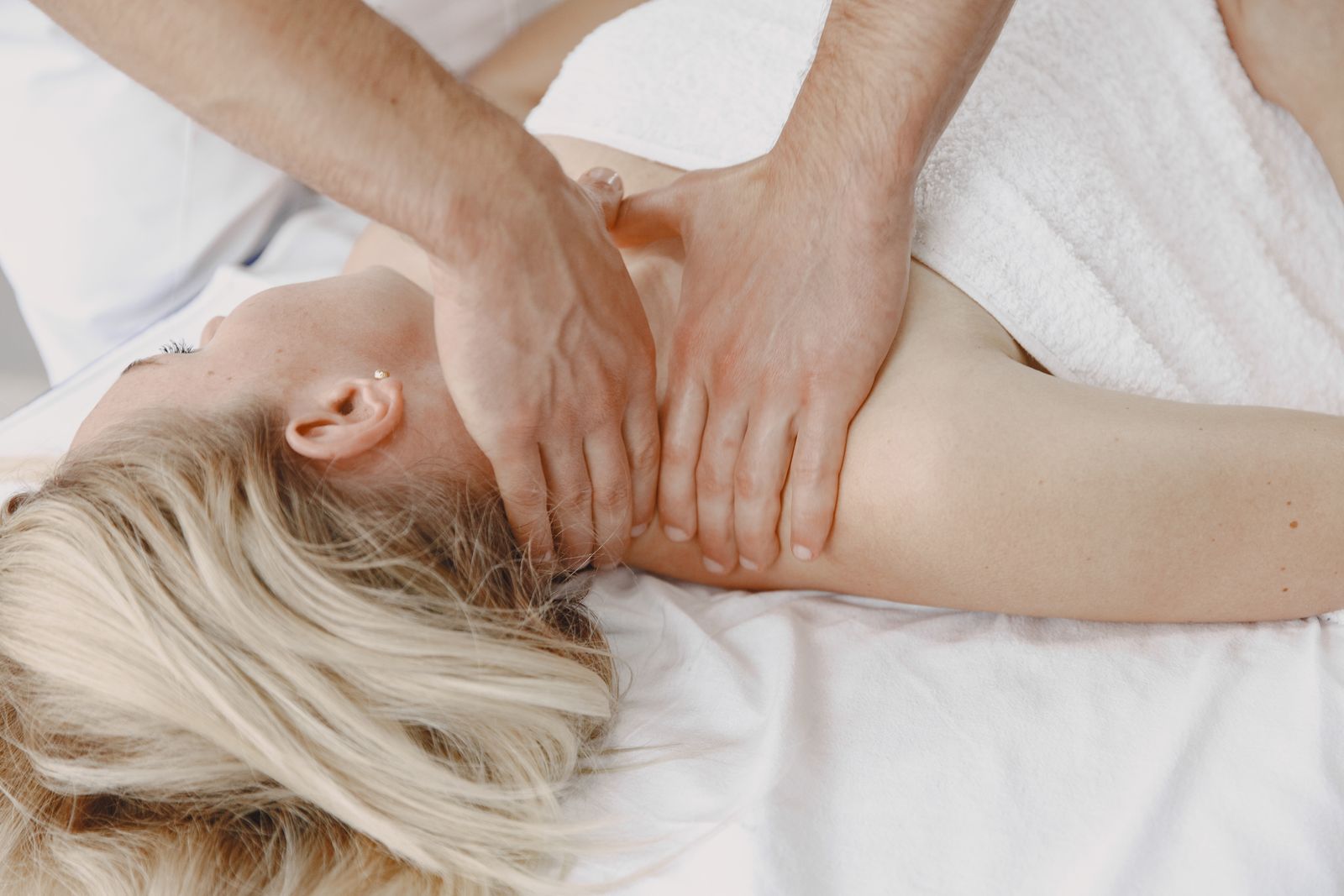 How to Choose an Orthopedic Pillow Based on Shoulder Width and Sleep Position