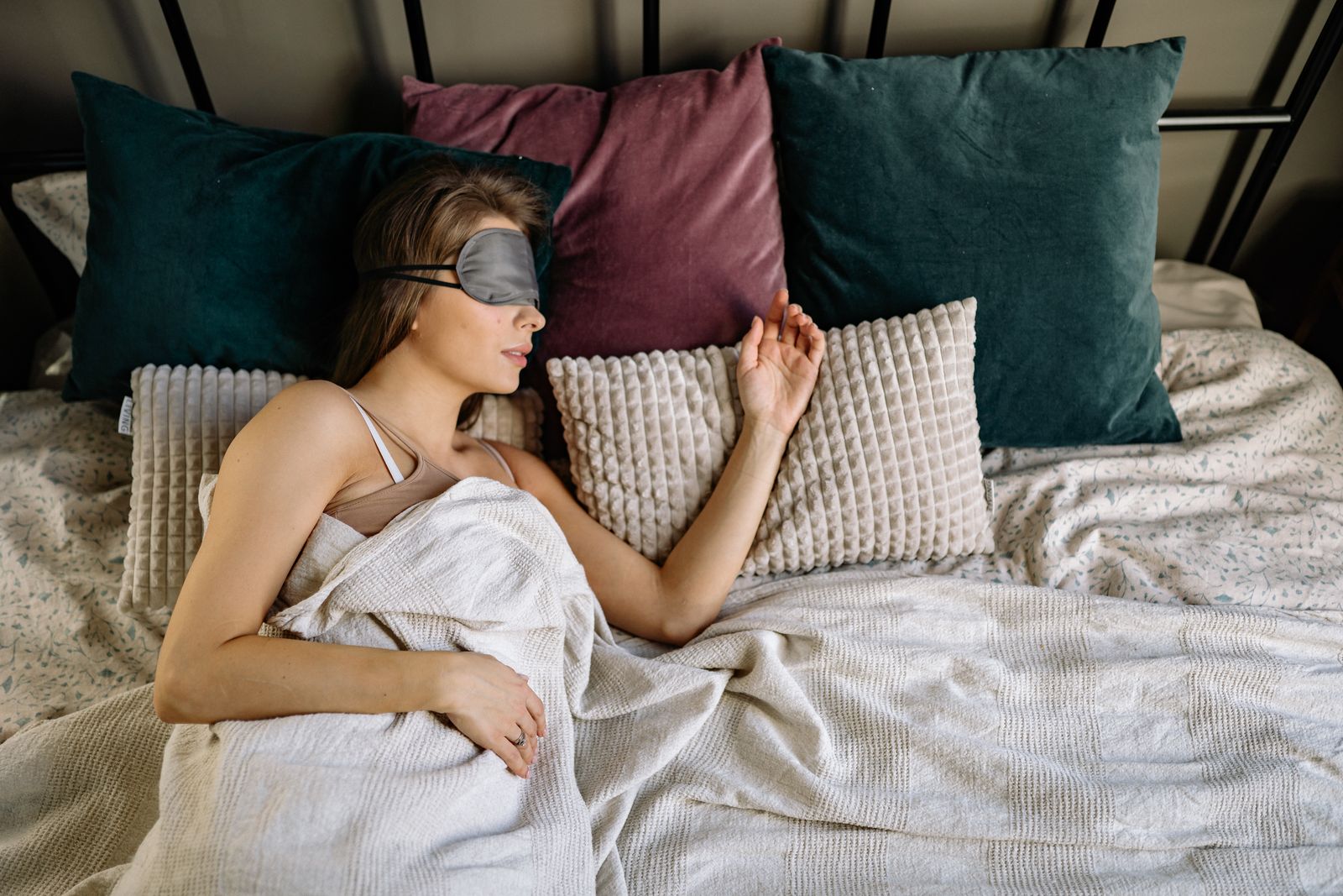 Contour Memory Foam vs. Traditional Pillows for Combination Sleepers