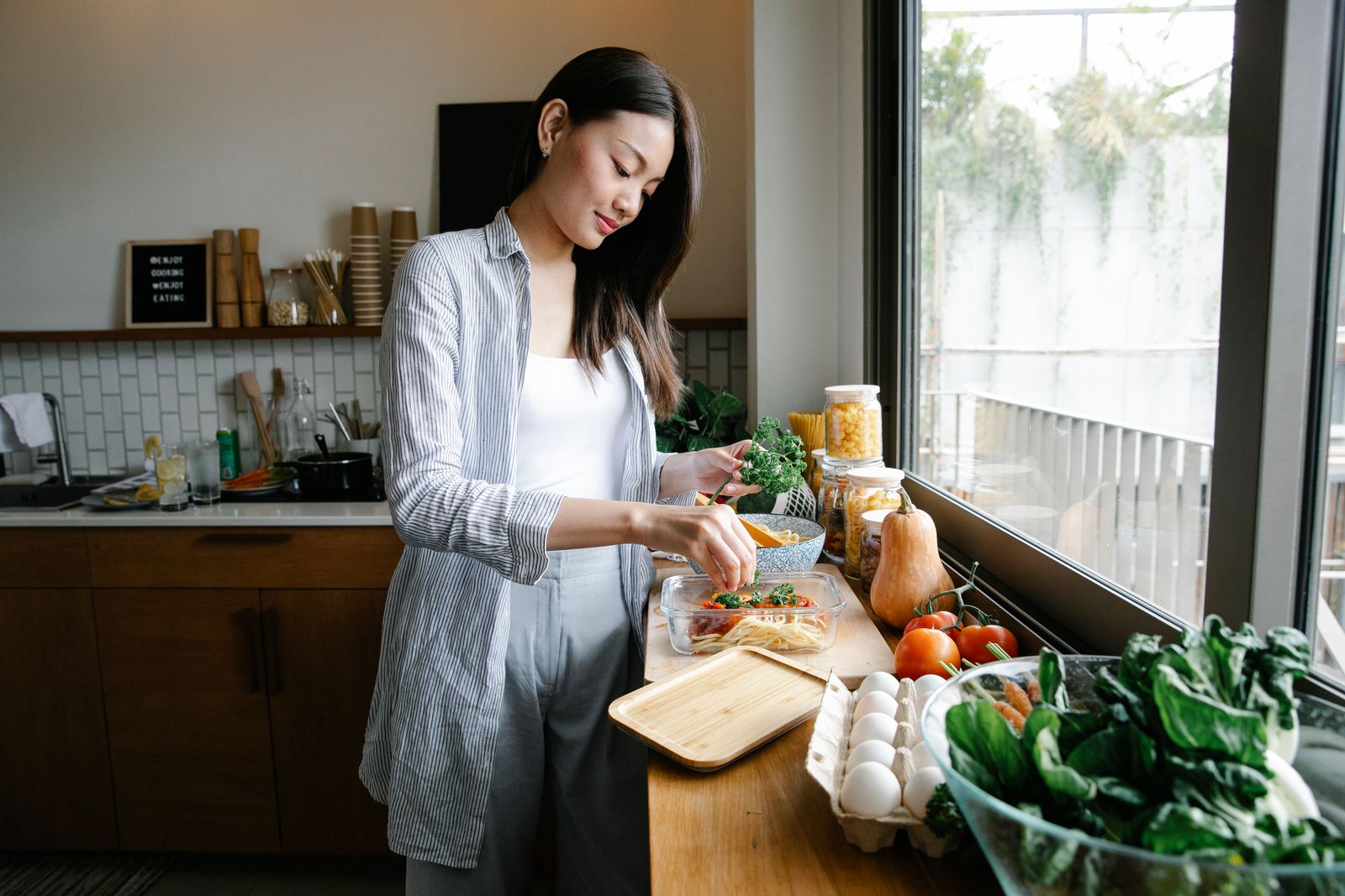 Mandoline Slicer vs Vegetable Chopper with Container: Stability & Slip Comparison