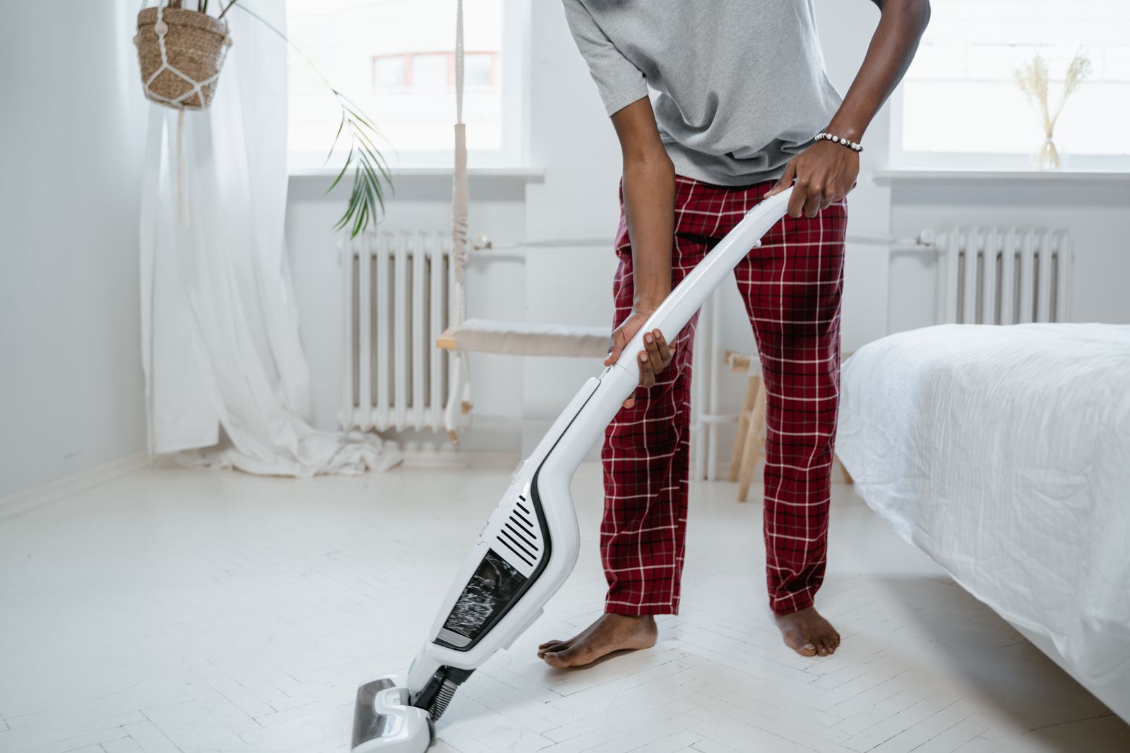 Under 1 lb vs. Heavy Handheld Vacuums: Is Lighter Better for Car Detailing?