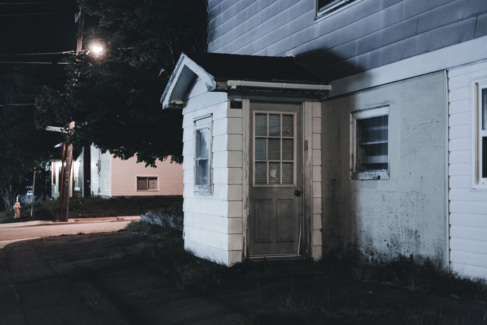Unlit House Numbers vs. Solar Lighted Address Signs for Nighttime Logistics