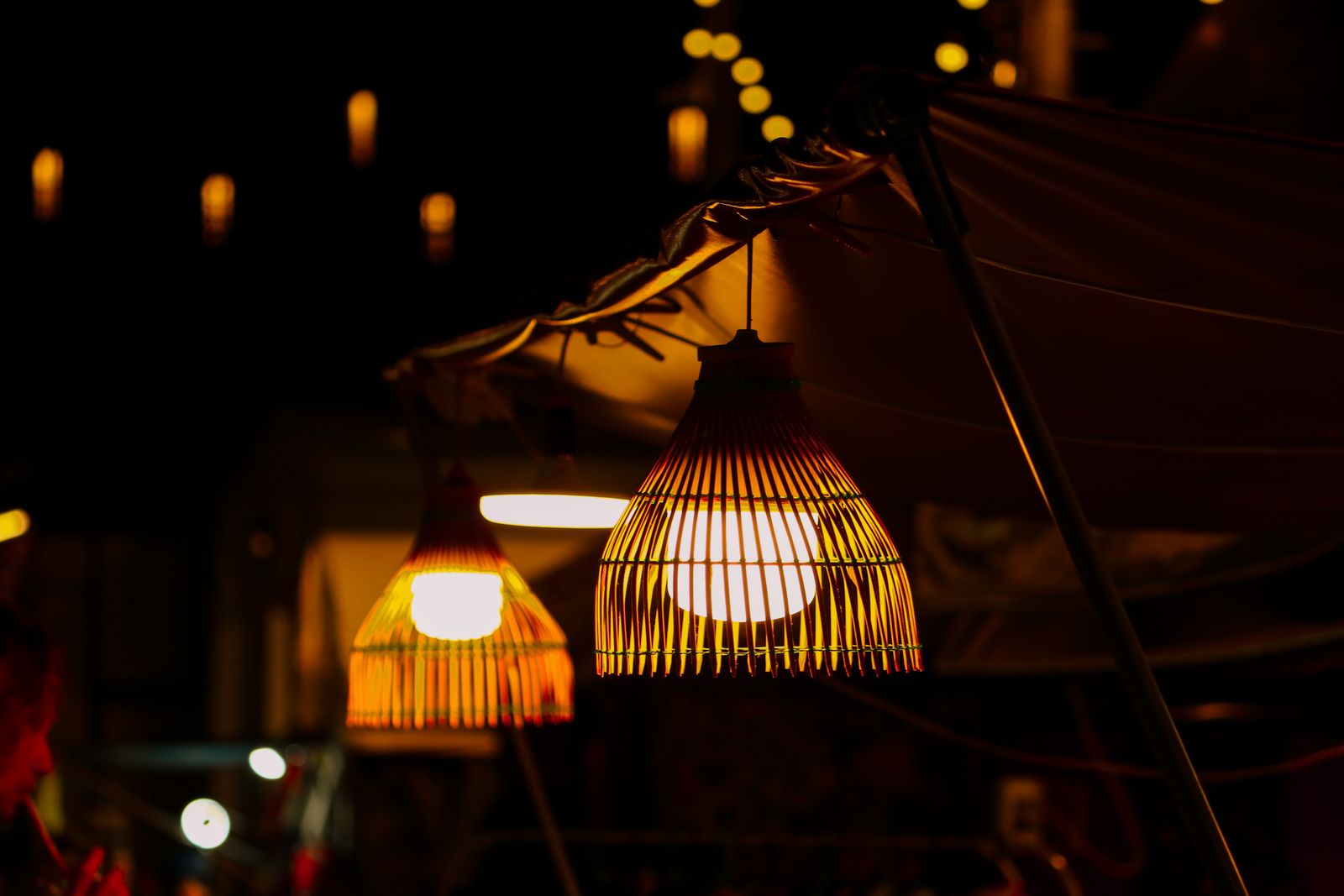 Handwoven Rattan vs. Synthetic Plastic Solar Lanterns: Material & Aesthetic Comparison