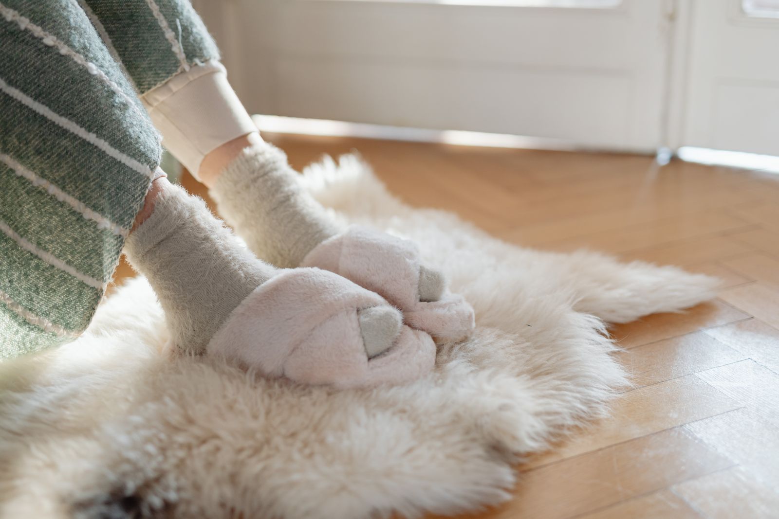 Ultimate Guide to Choosing the Best Indoor Footwear for Lounging at Home
