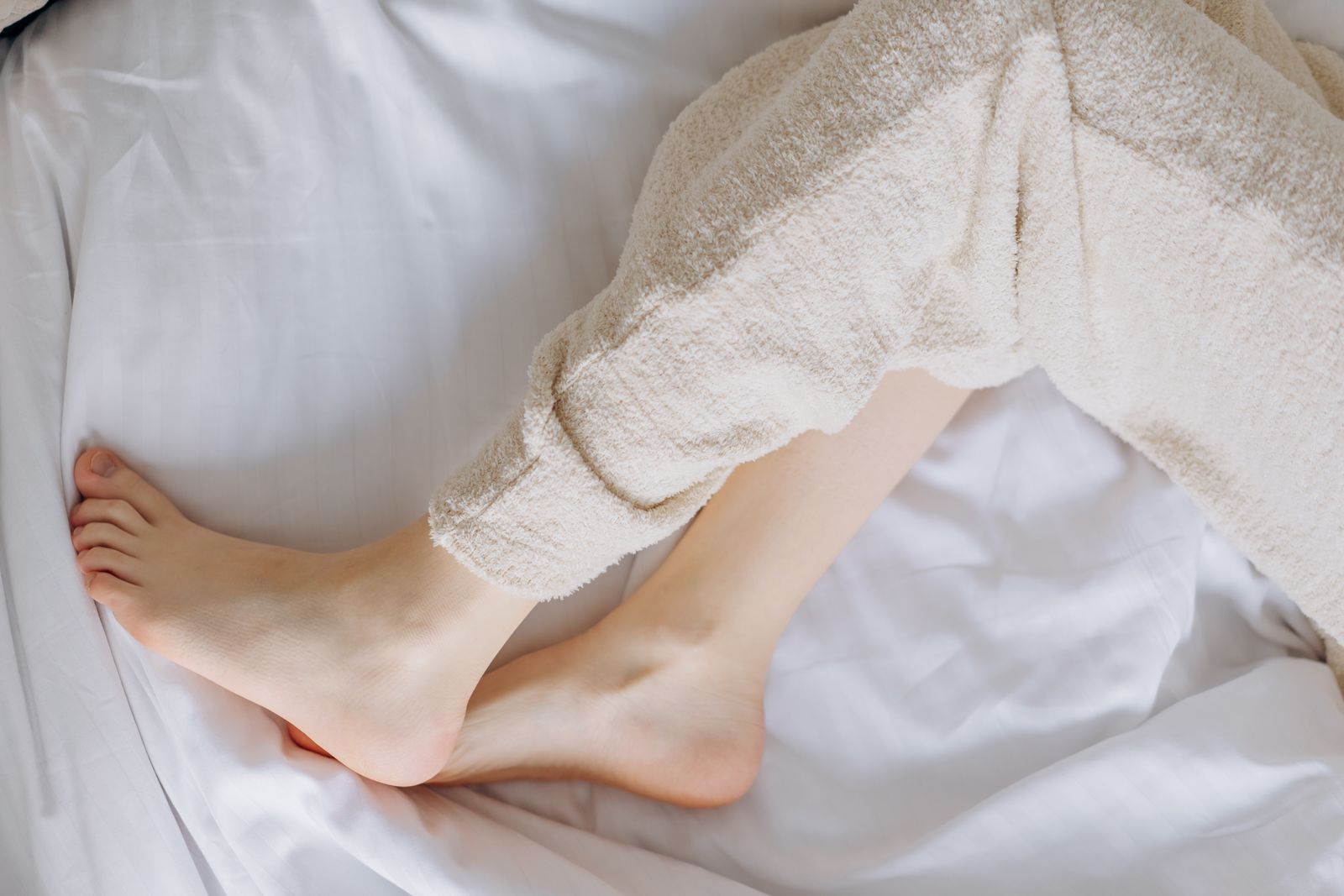 Indoor Footwear Comfort FAQ: Finding Your Ideal Slipper Fit for All-Day Relaxation