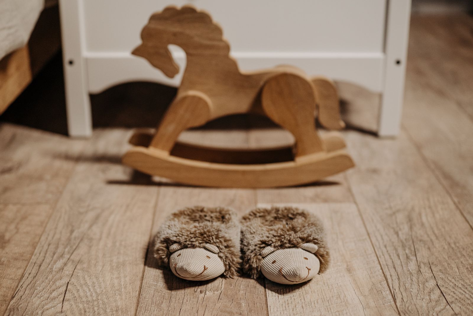 Plush Fabric vs. Heavy Memory Foam Slippers: Which Material Reigns Supreme for Lounging?