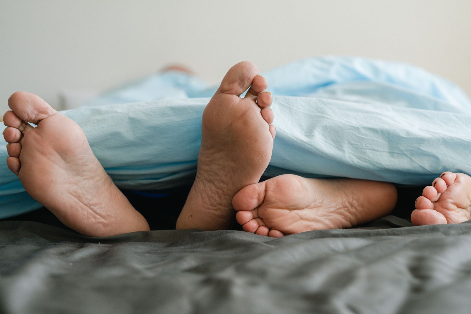 Plush Fabric vs. Wool Slippers: How the Two Materials Behave Day to Day