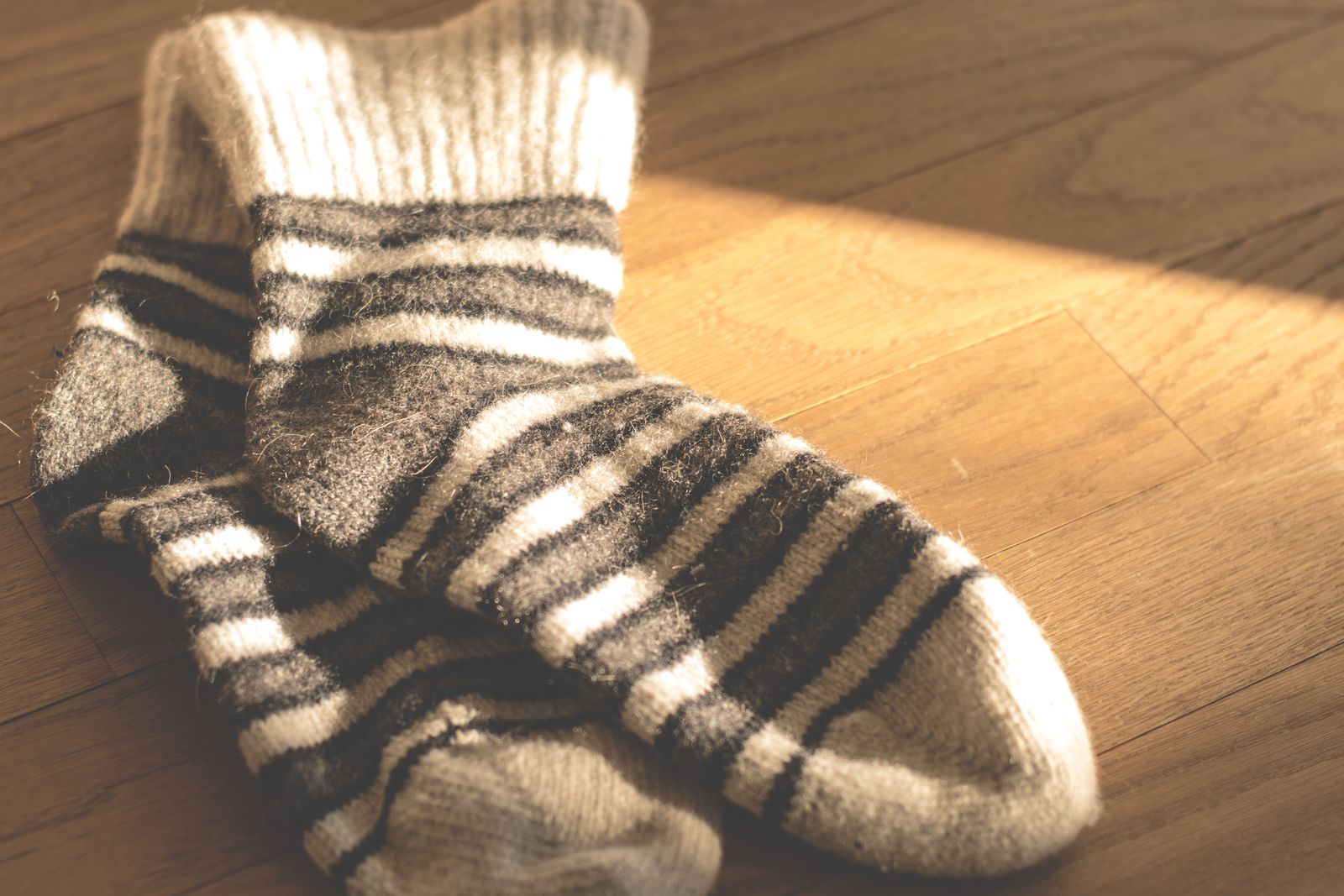 Plush Fabric vs. Heavy Wool Slippers: Finding Your Ideal Winter Warmth