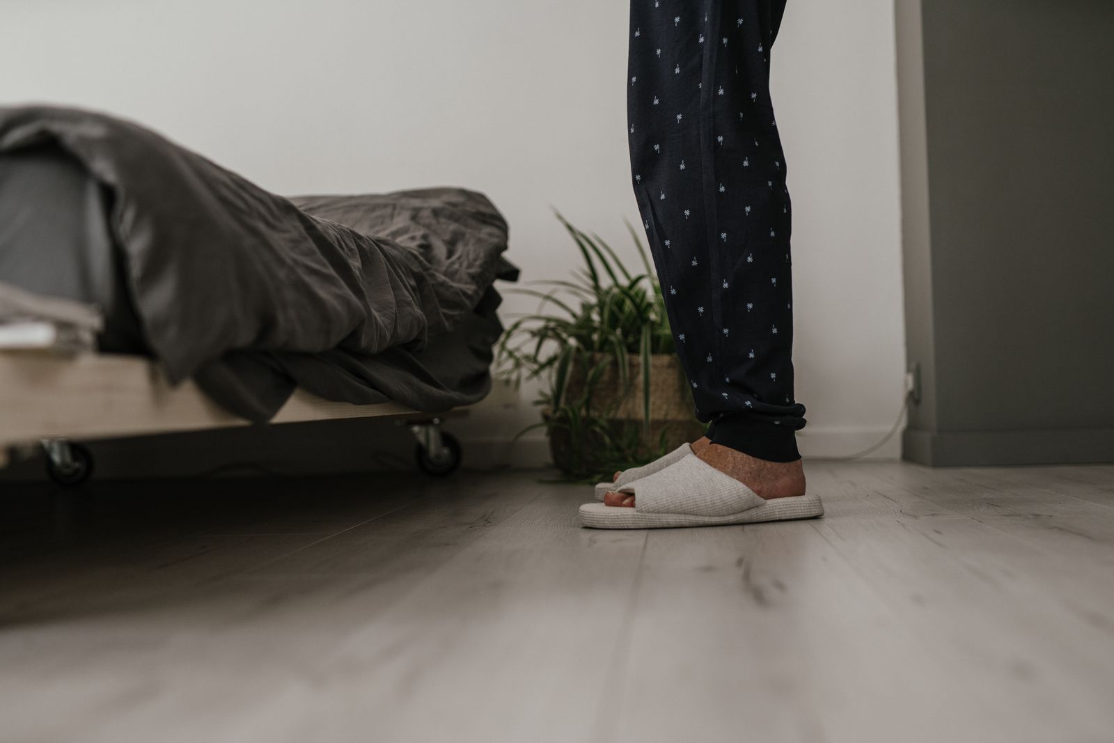 Closed-Heel Slip-Ons vs Backless Mules: Which Works on Stairs?