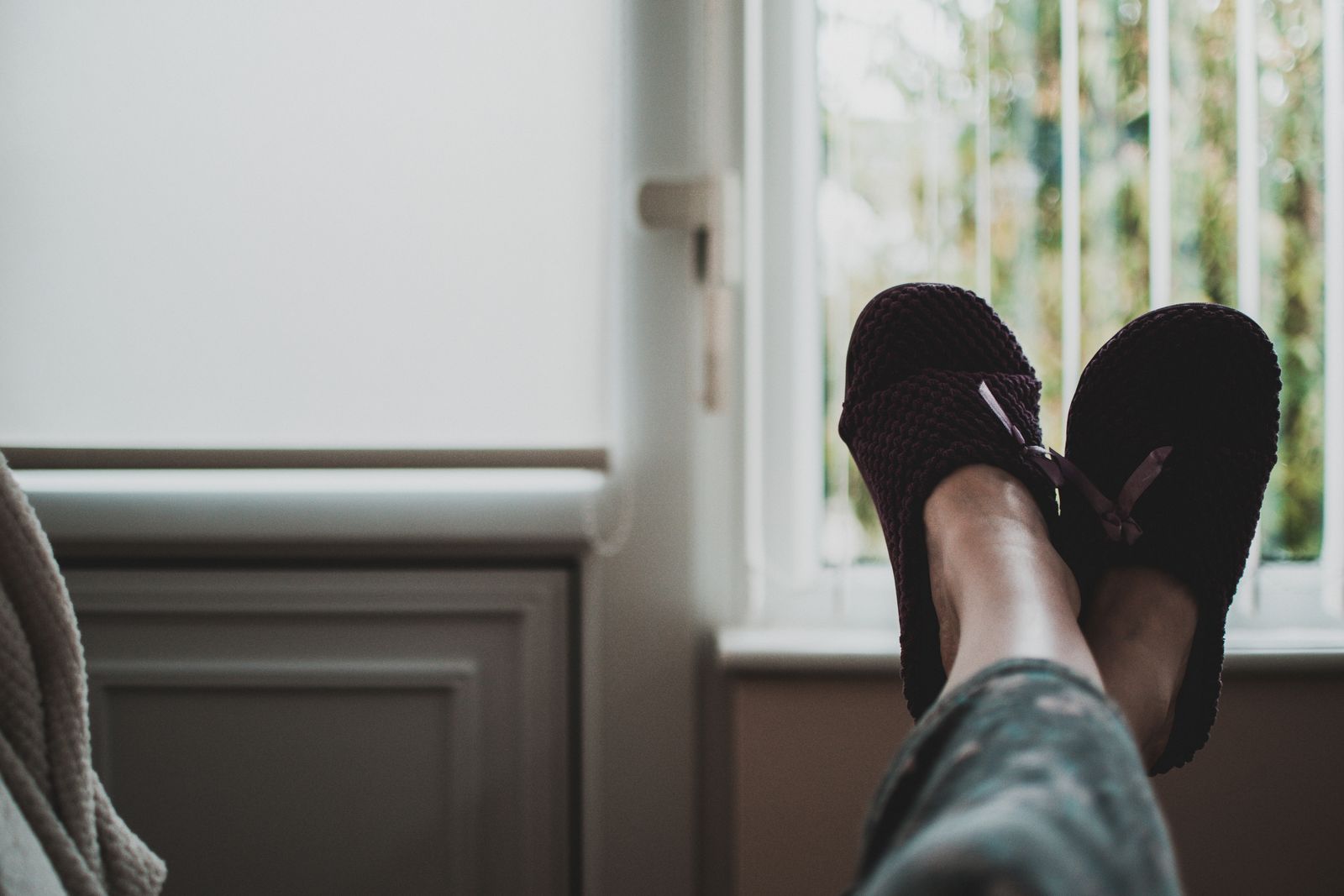 Are Your Slippers Too Loose or Too Tight? Sizing Solutions & Quick Fixes