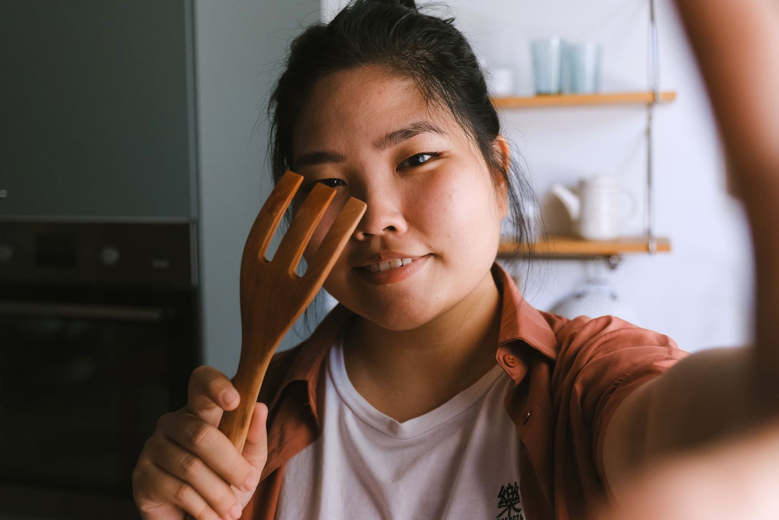 How to Style a Wooden Utensil Crock: 5 Designer Tips for Teak Displays