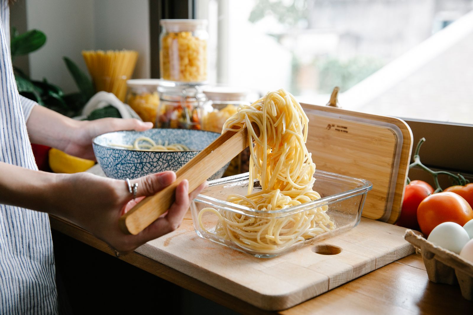 How to Style a Wooden Utensil Crock: 5 Designer Tips for Teak Displays