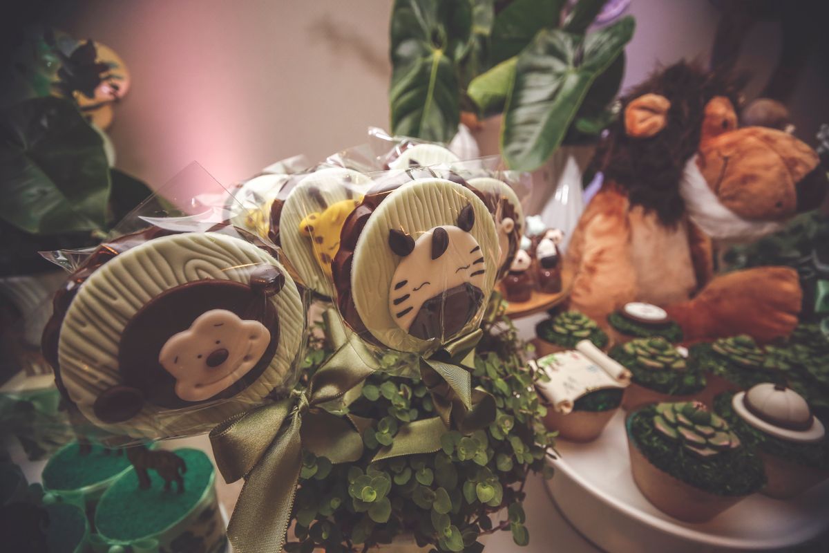 Jungle-themed party setup with animal-themed cookies, decor, and plush toys for a playful celebration.