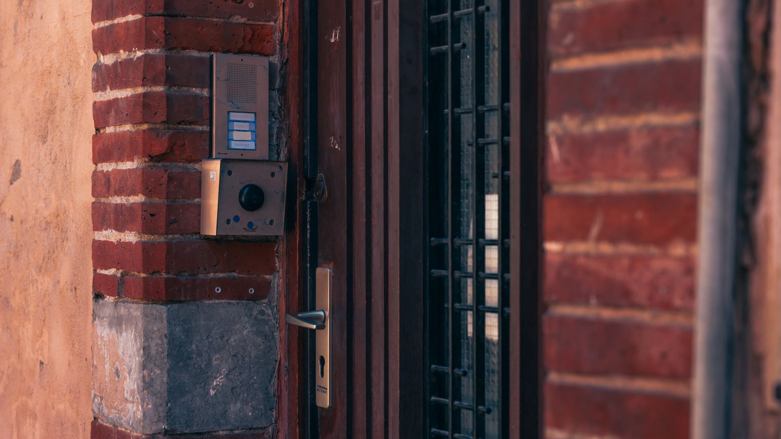 Monitoring a Holiday Let Between Guests: Cameras, Disclosure, and Guest Trust