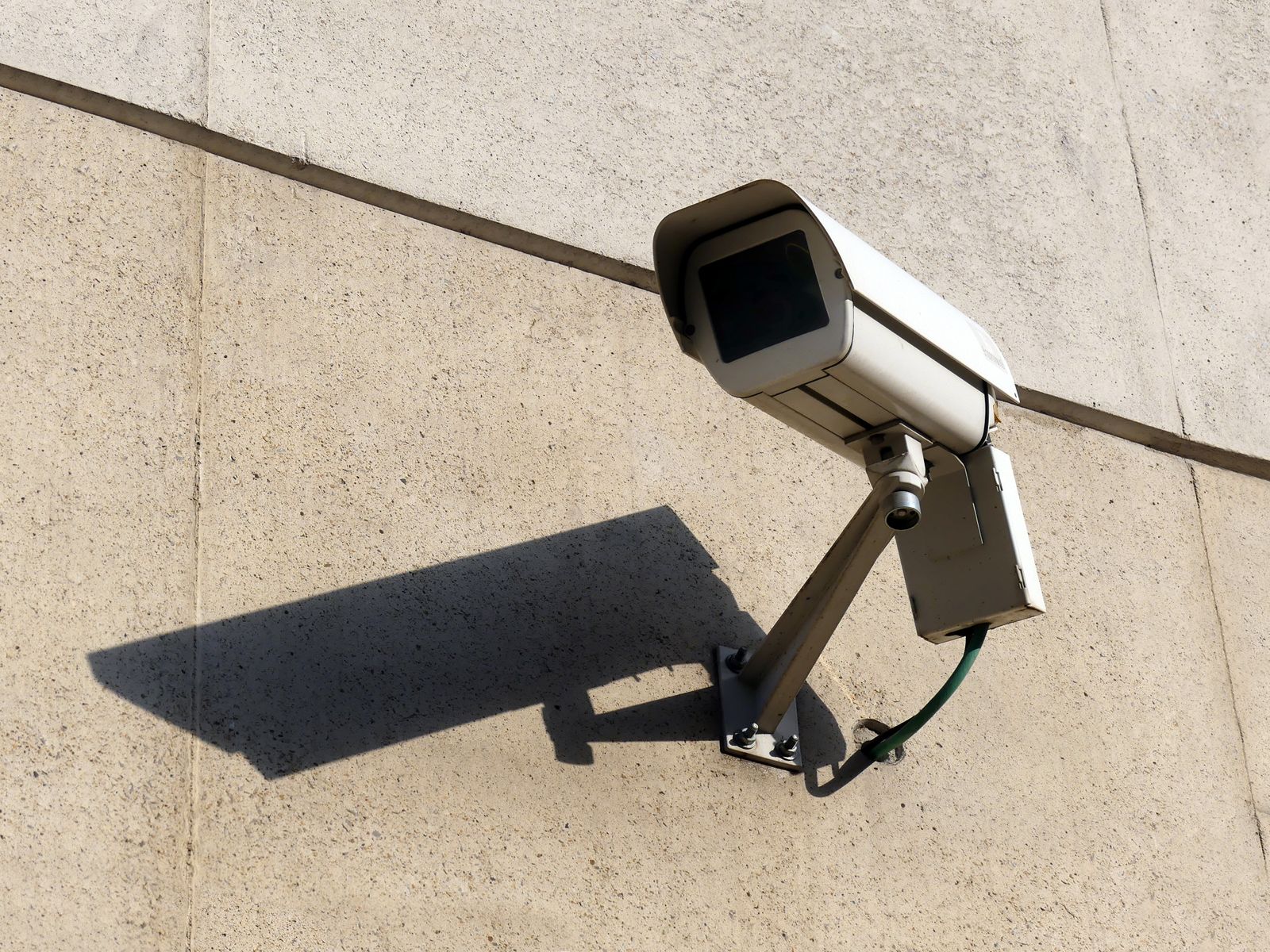 Outdoor Camera Privacy and Neighbor Etiquette: Boundaries, Audio, and Shared Driveways