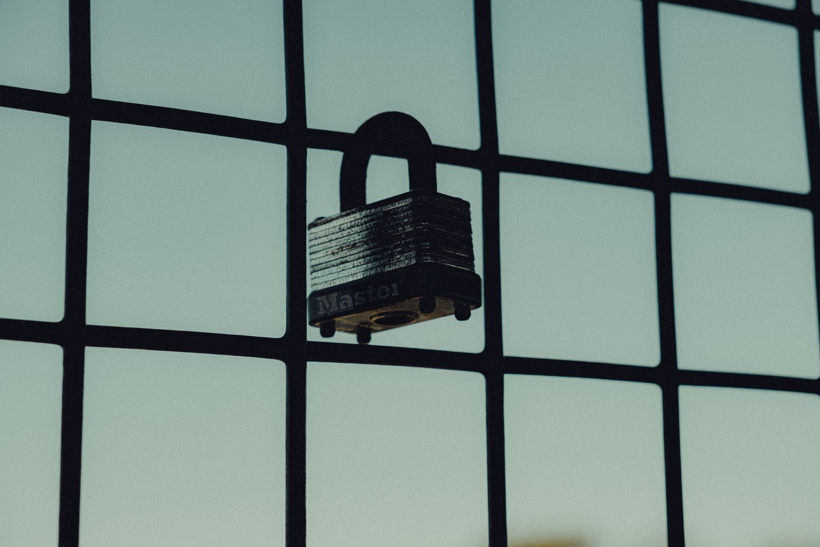 WiFi Extenders vs. Mesh Networks for Outdoor Security Cameras: Range Extension Guide