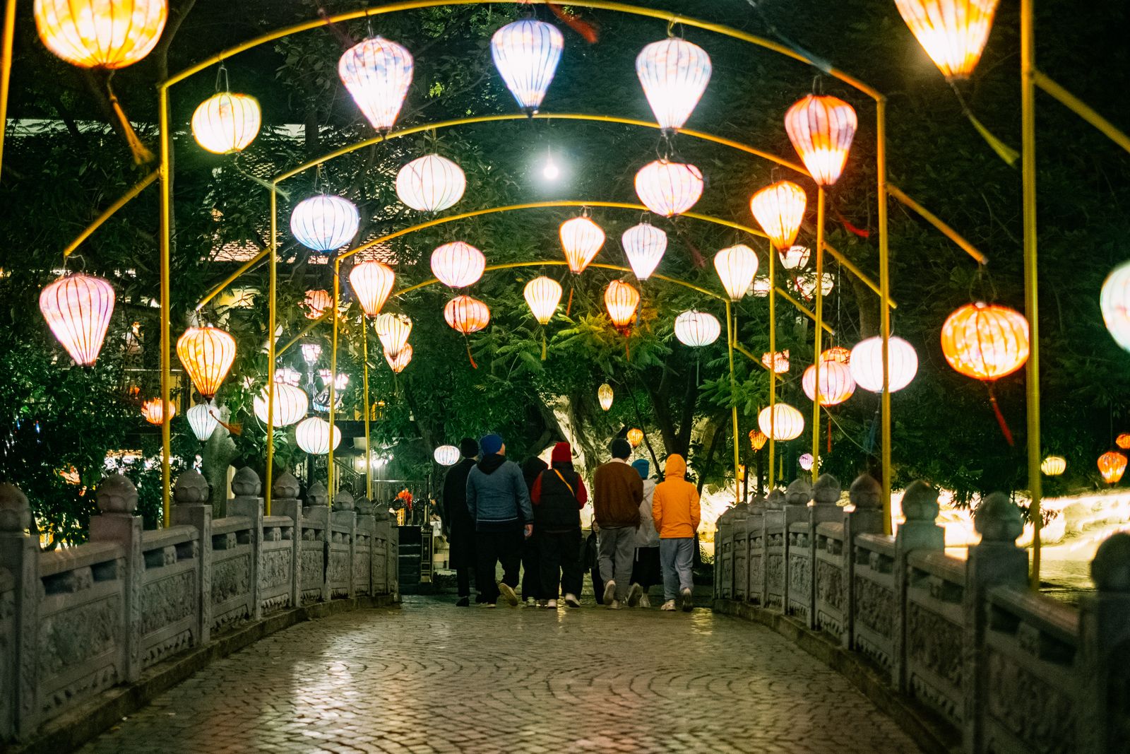 How to Use Solar Pathway Lights to Instantly Boost Your Front Yard Curb Appeal